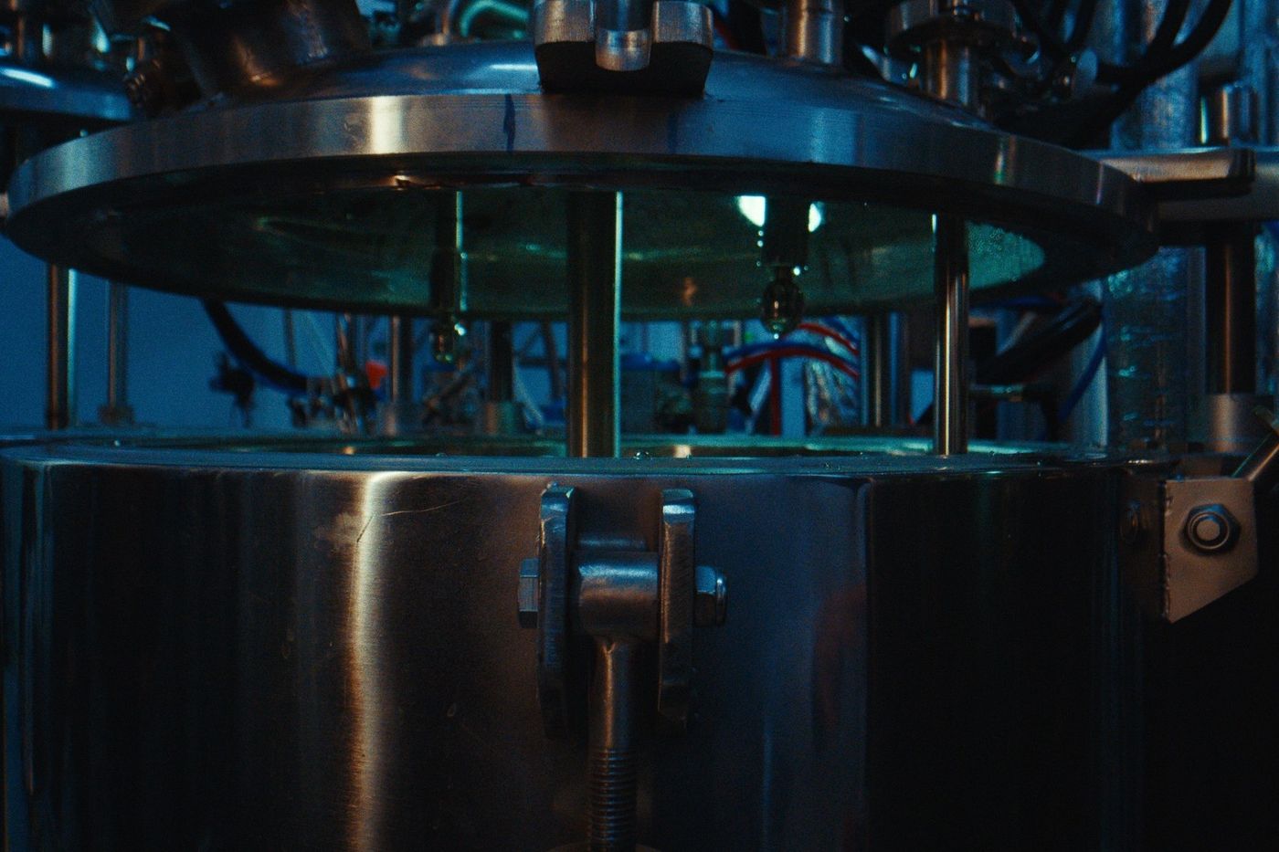 A stainless steel bioreactor in which LUNAFORM™ is grown
